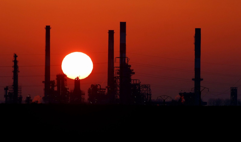 Image from: Oil price drops more than two pct on talks over diesel, crude stock releases