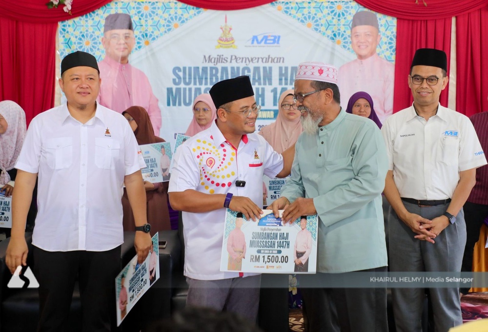 Image from: Insentif haji RM1,500: Jemaah DUN Sungai Air Tawar syukur, manfaat bantuan ke Tanah Suci
