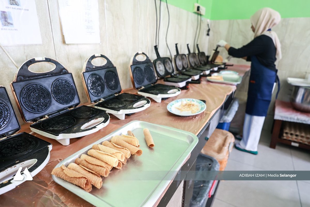 Image from: Kuih kapit terus 'hidup' di tangan usahawan Tanjung Karang