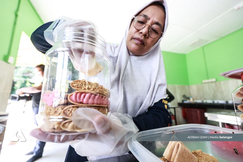 Image from: Kuih kapit terus 'hidup' di tangan usahawan Tanjung Karang