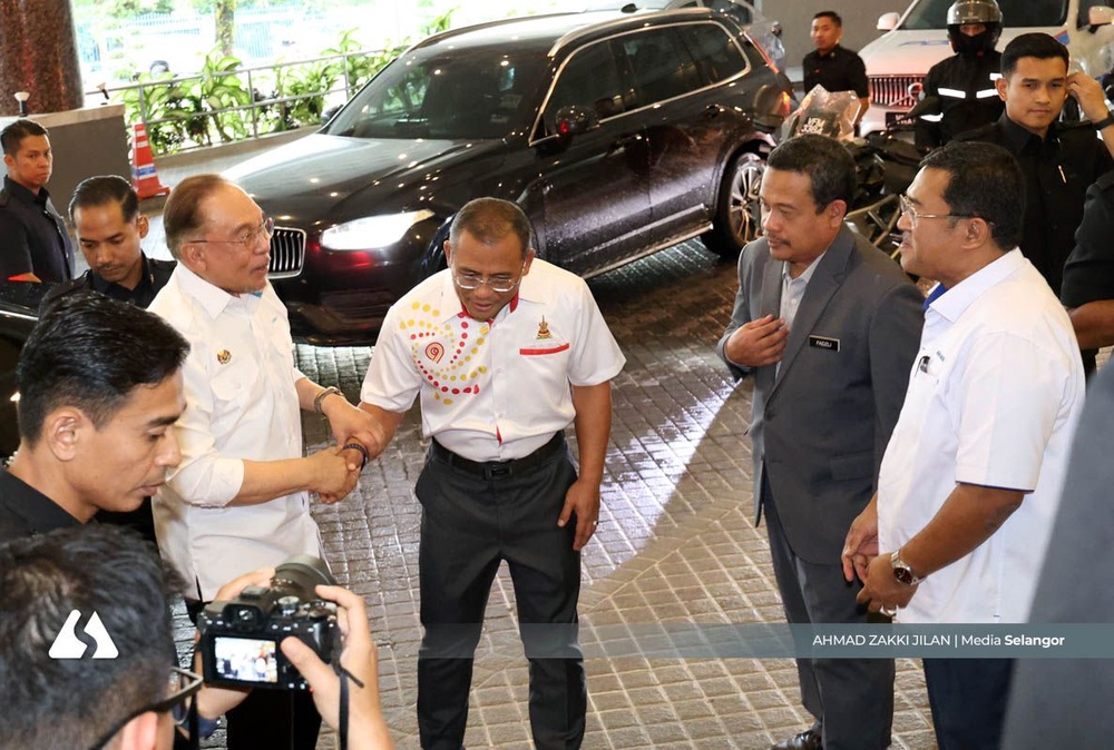Image from: Isu banjir, sampah jadi tumpuan mesyuarat dipengerusikan Anwar