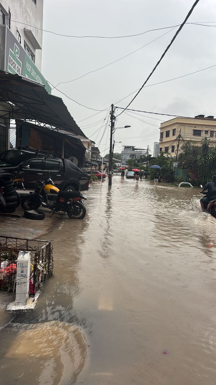 Image from: 豪雨来袭·集水区暴涨倒灌 千百家村20户民宅闪电水灾