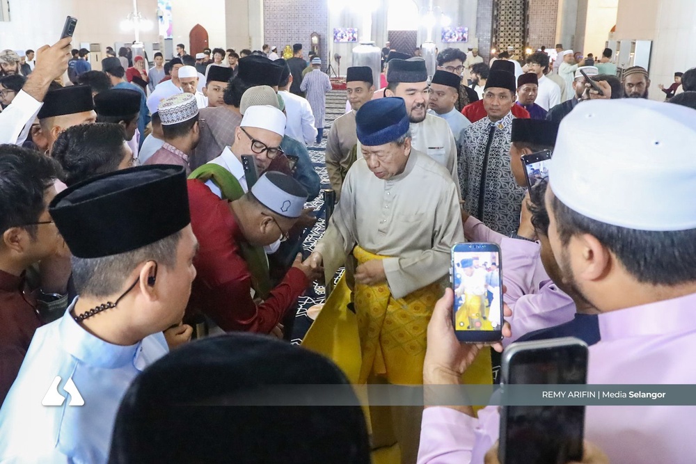 Image from: Sultan Sharafuddin, royal family joins congregants for Aidiladha prayers