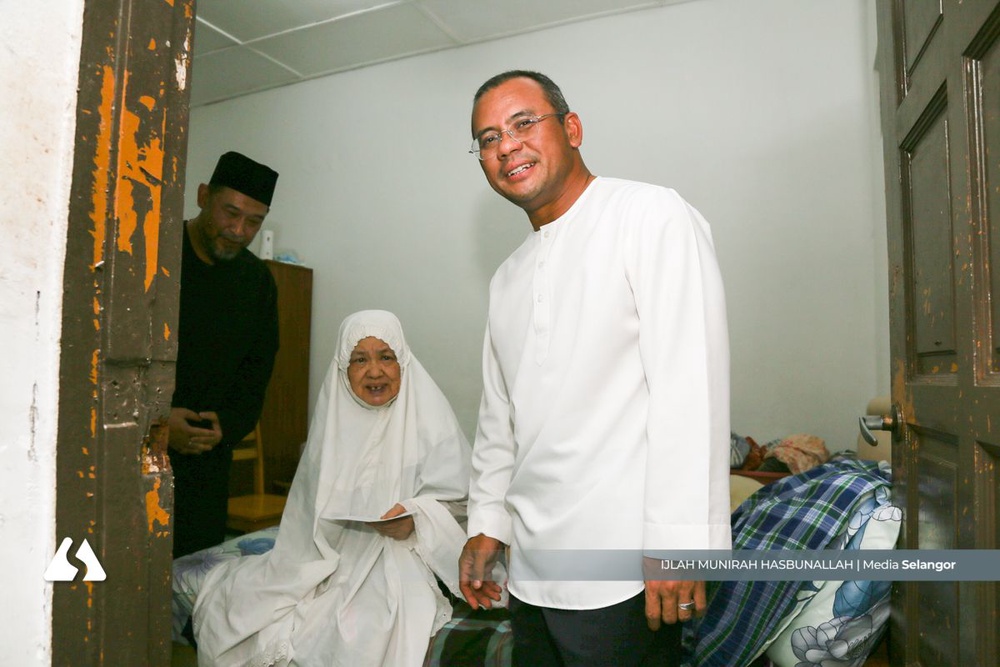 Image from: MB turun padang ziarah penduduk uzur, sumbang kerusi roda