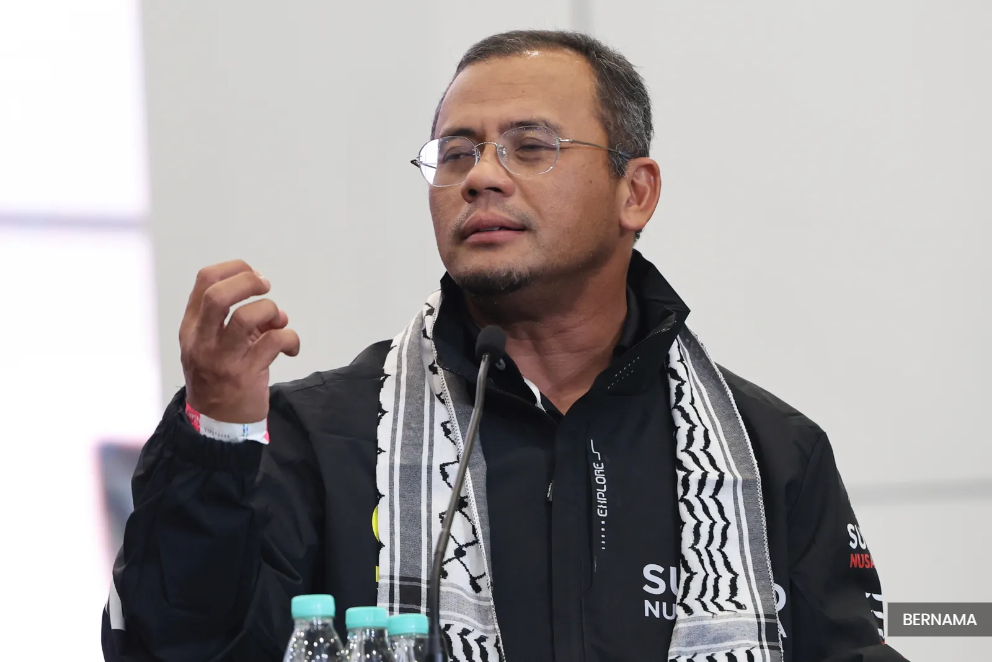 Image from: Amirudin welcomes home 28 Malaysians from Gaza mission