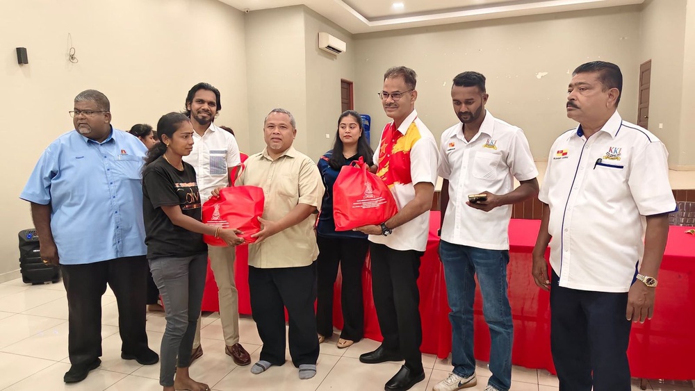 Image from: 21 penduduk DUN Sijangkang terima bantuan bakul makanan