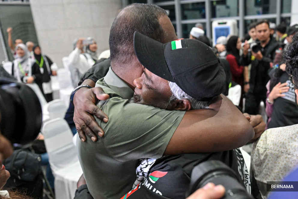 Image from: Amirudin welcomes home 28 Malaysians from Gaza mission