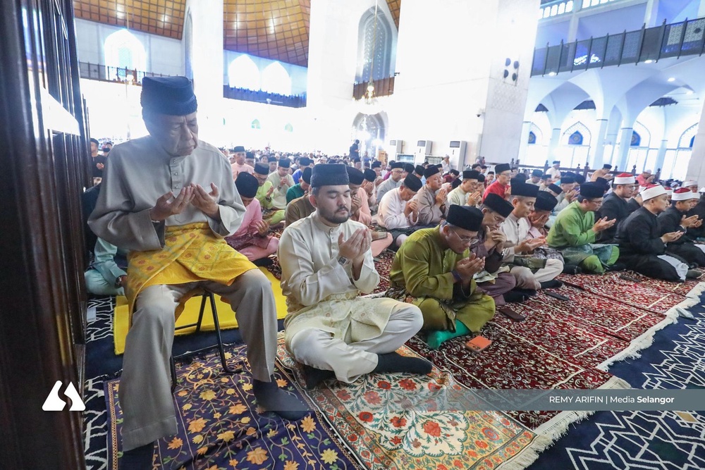 Image from: Sultan Sharafuddin, royal family joins congregants for Aidiladha prayers