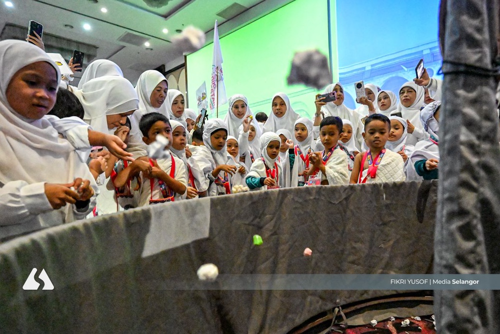 Image from: Putih ihram, polos jiwa cilik