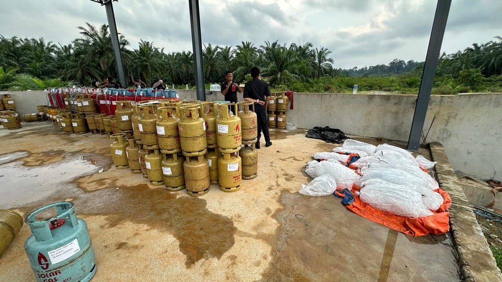 Image from: Ops Tiris 4.0: Dua warga asing ditahan pindah LPG bersubsidi di ladang sawit