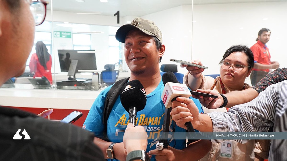 Image from: LRT3 users hope for Braille signage, women-only coaches