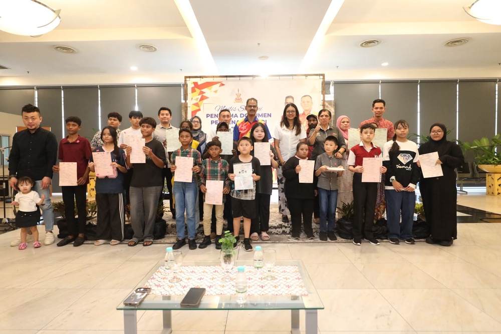 Image from: MySel: Penantian 15 tahun berakhir, bapa syukur tiga anak miliki kewarganegaraan