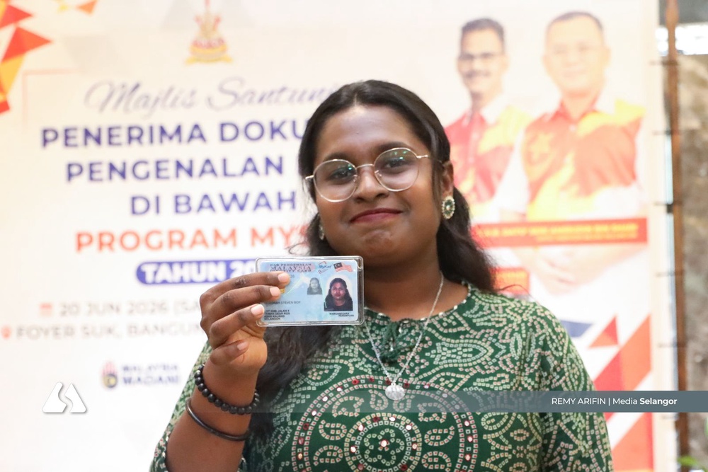 Image from: MySel: Penantian 15 tahun berakhir, bapa syukur tiga anak miliki kewarganegaraan