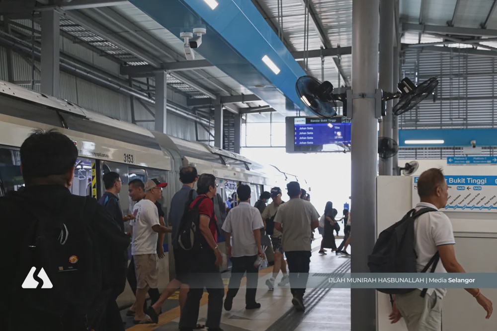Image from: 一路坐到终点再折返  民众抢鲜体验LRT3