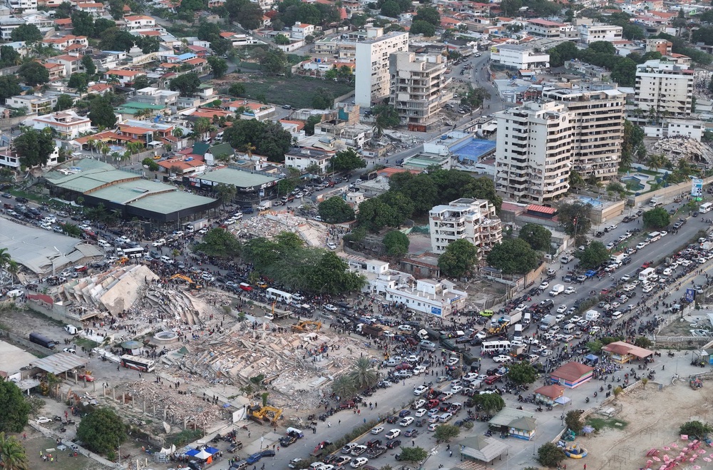 Image from: Security guard rescued from rubble a week after Venezuela quakes