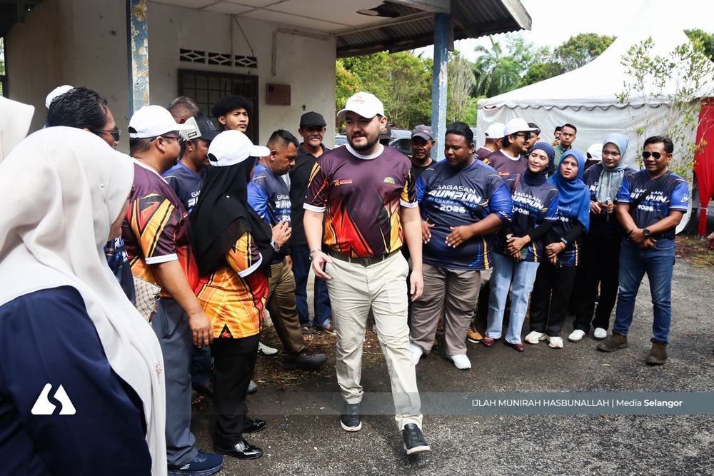 Image from: Raja Muda Selangor santuni rakyat, tinjau projek komuniti di Sepang