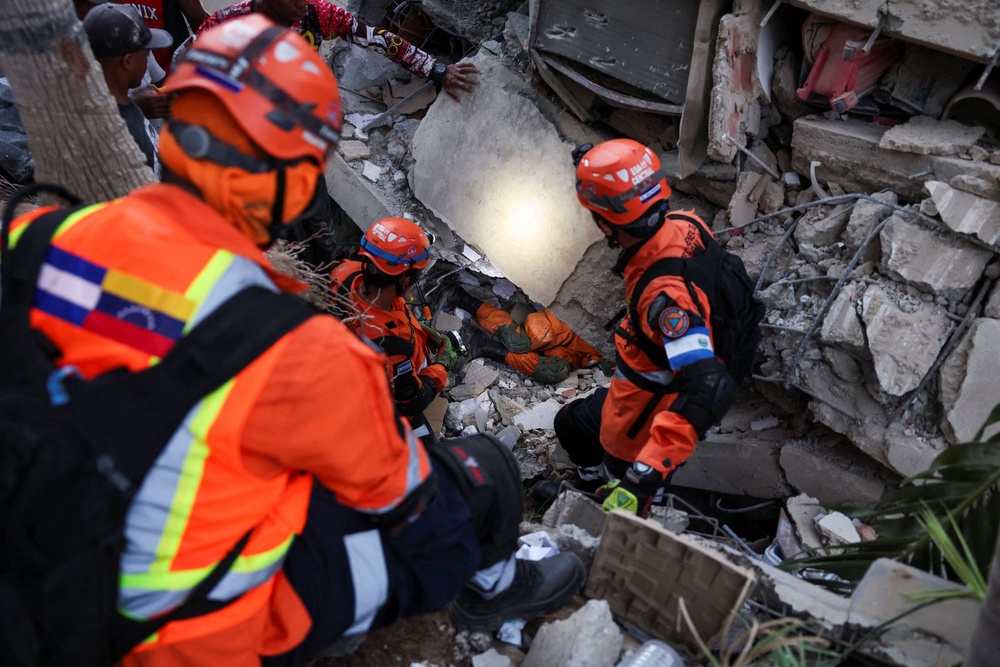 Image from: Security guard rescued from rubble a week after Venezuela quakes