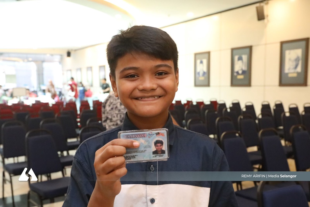 Image from: MySel: Penantian 15 tahun berakhir, bapa syukur tiga anak miliki kewarganegaraan