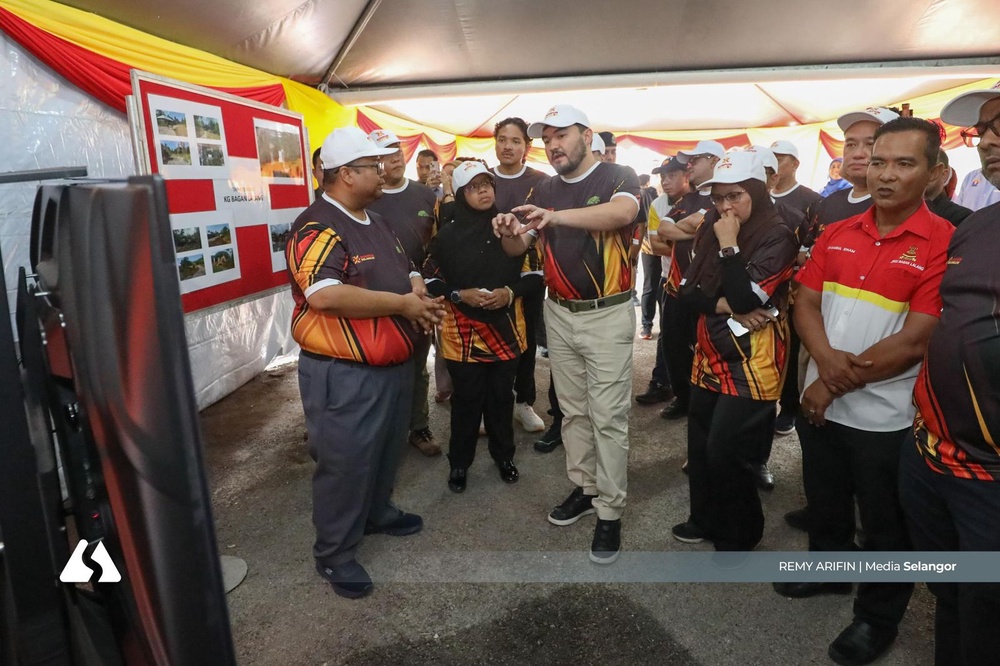 Image from: Raja Muda Selangor santuni rakyat, tinjau projek komuniti di Sepang