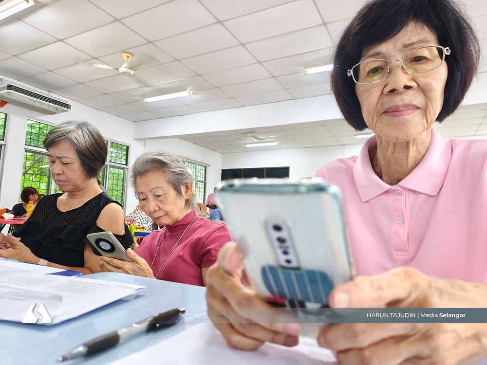 Image from: Kelas telefon pintar rapatkan jurang warga emas, orang muda
