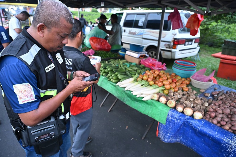 Image from: MPKS keluar 45 kompaun dalam operasi pasar malam Puncak Alam