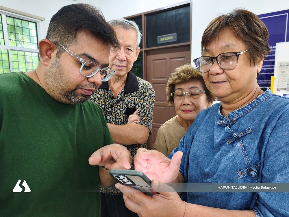 Image from: Kelas telefon pintar rapatkan jurang warga emas, orang muda