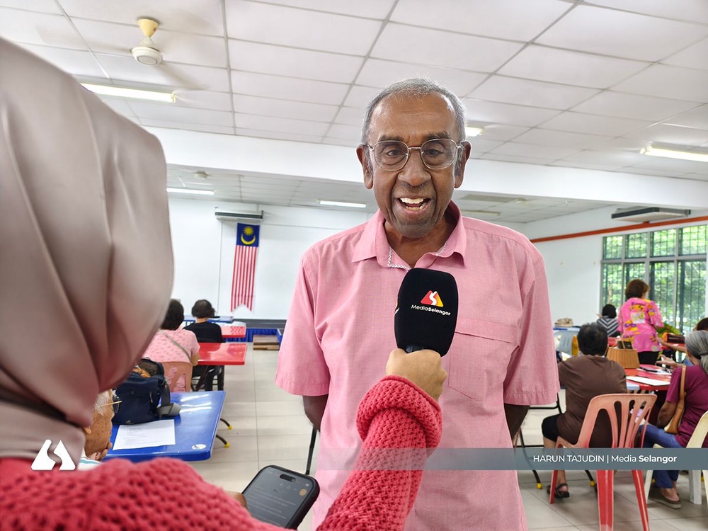 Image from: Kelas telefon pintar rapatkan jurang warga emas, orang muda