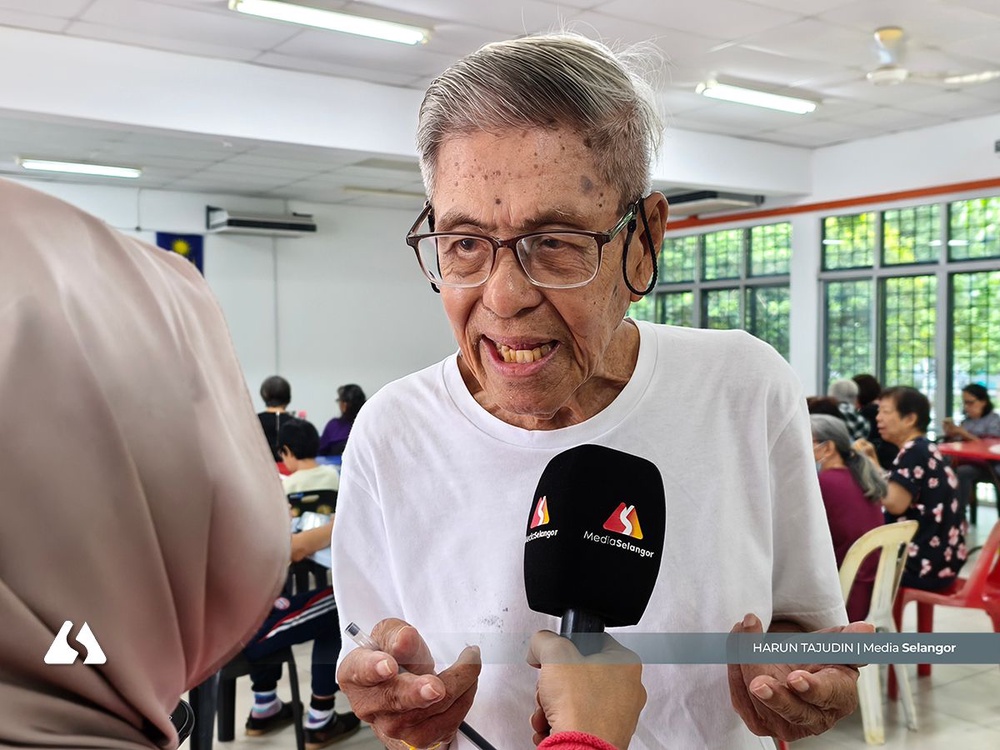 Image from: Kelas telefon pintar rapatkan jurang warga emas, orang muda
