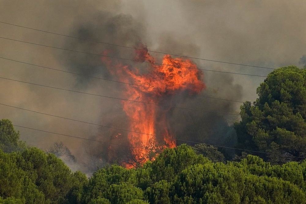 Image from: Wildfires threaten Bordeaux as France, Spain battle blazes