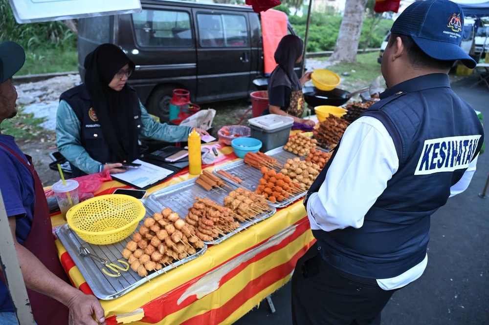 Image from: MPKS keluar 45 kompaun dalam operasi pasar malam Puncak Alam