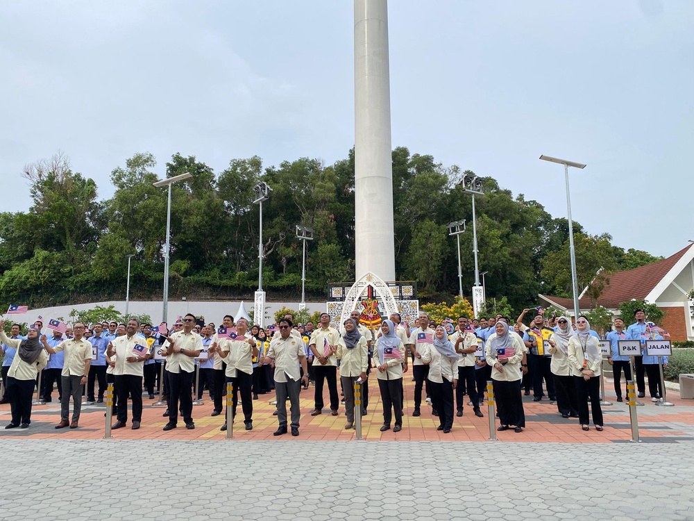 Image from: Jalur Gemilang diperiksa teliti sebelum dikibar di tiang tertinggi Asia Tenggara