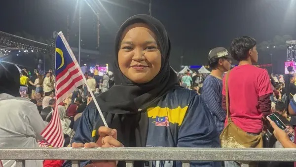Image from: Aksi terjun 4,500 kaki VAT 69 curi tumpuan pengunjung Stadium Kajang