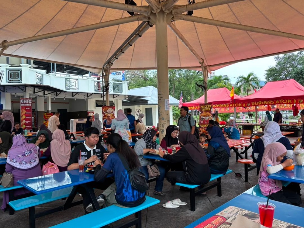 Image from: 300 pengunjung nikmati makanan percuma sempena bulan kebangsaan