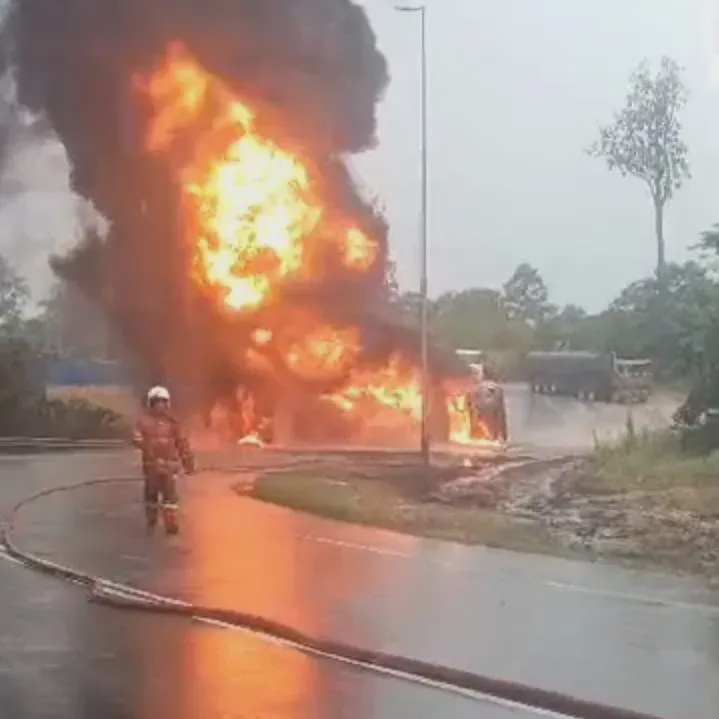 Image from: Kereta bertembung lori tangki, beberapa individu dipercayai rentung