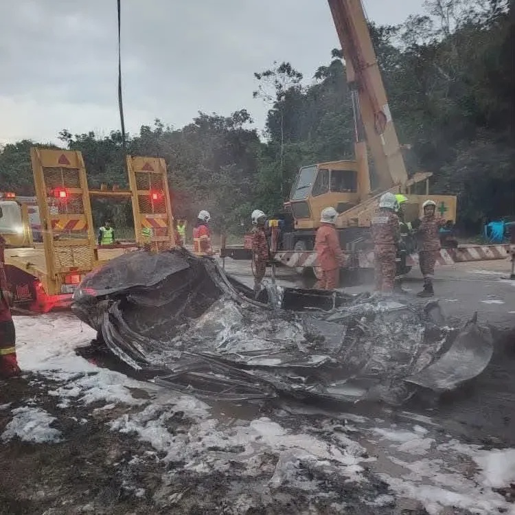 Image from: 柴油车疑失控撞上轿车 烧死车上两母子