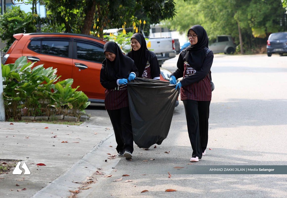 Image from: Poorly maintained bathrooms fuel dengue fears in Bangi Ave 3