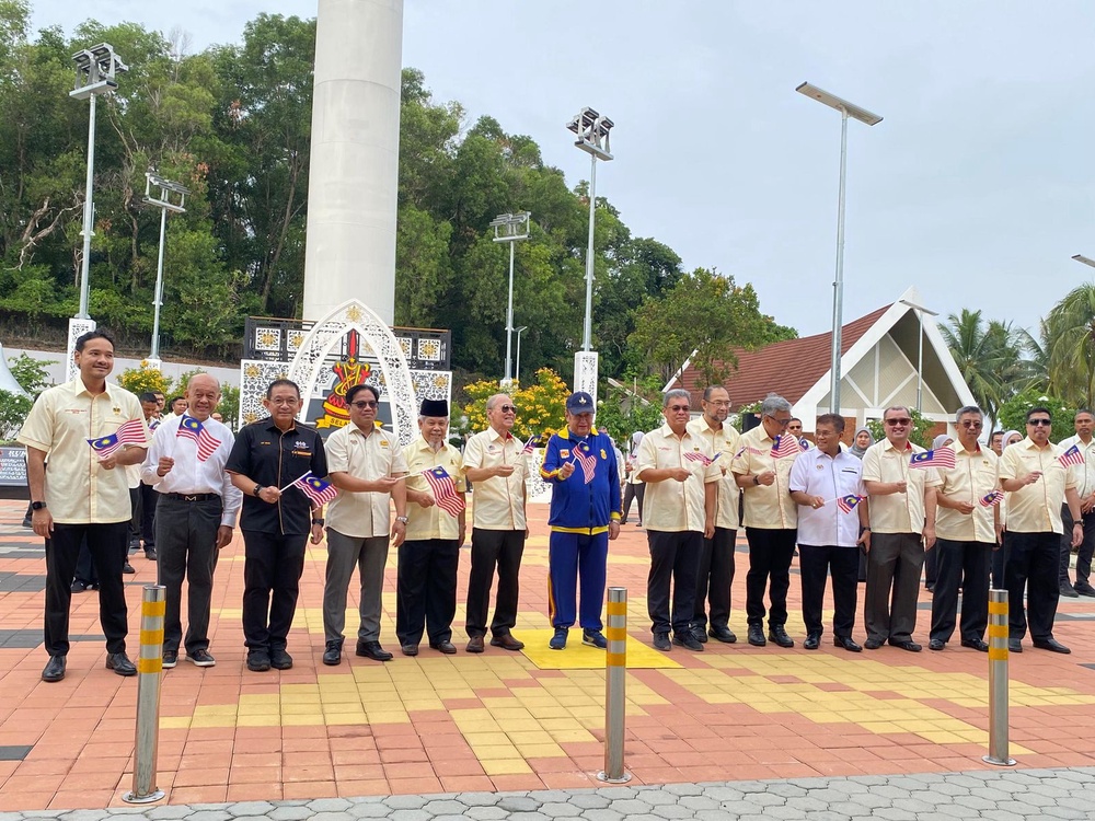 Image from: Jalur Gemilang diperiksa teliti sebelum dikibar di tiang tertinggi Asia Tenggara
