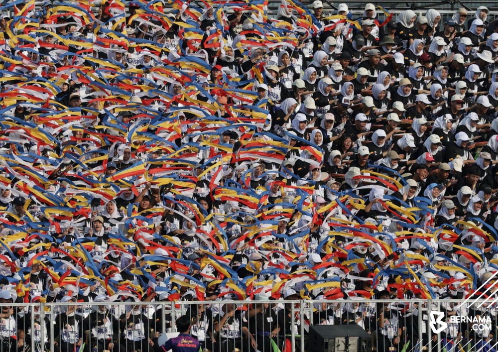 Image from: 1,500 pelajar persembah lagu dalam bentuk formasi manusia sempena Hari Kebangsaan