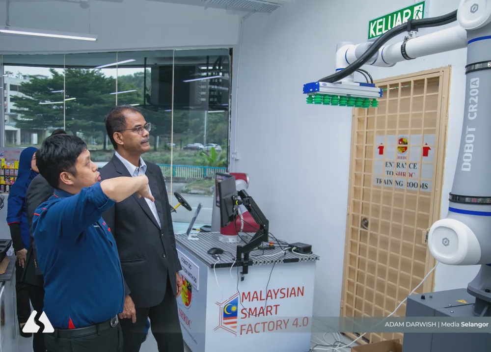 Image from: 推机器人远程操控及AI培训  雪州助人民拓展新兴职业机会