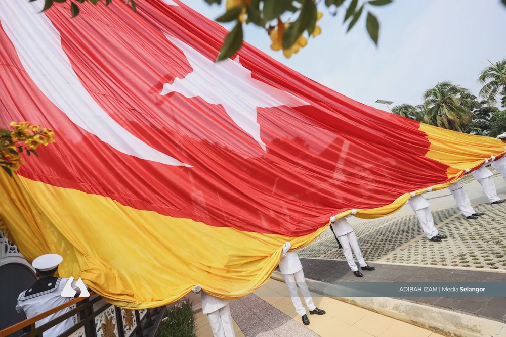 Image from: Upacara Menurunkan Jalur Gemilang dan Mengibarkan Bendera Selangor