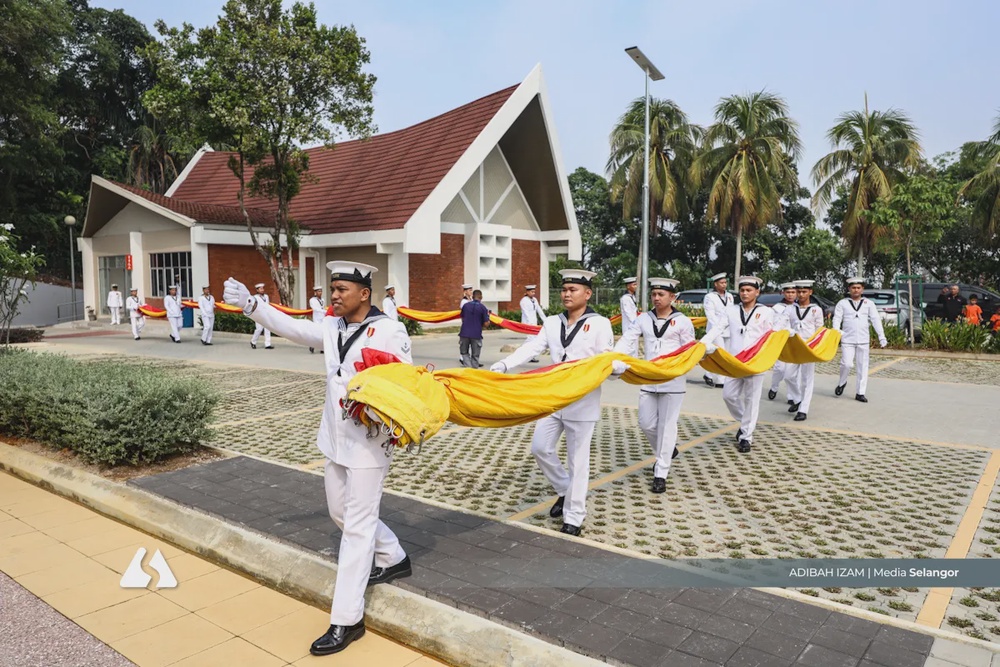 Image from: Upacara Menurunkan Jalur Gemilang dan Mengibarkan Bendera Selangor