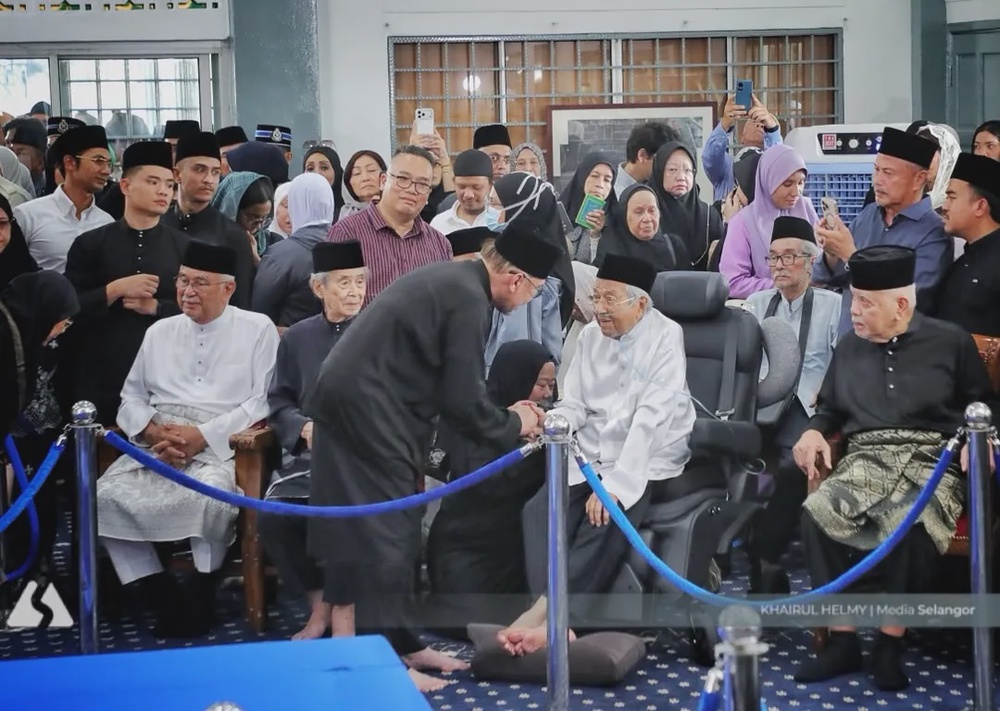 Image from: Penghormatan Terakhir Buat Tun Dr Siti Hasmah
