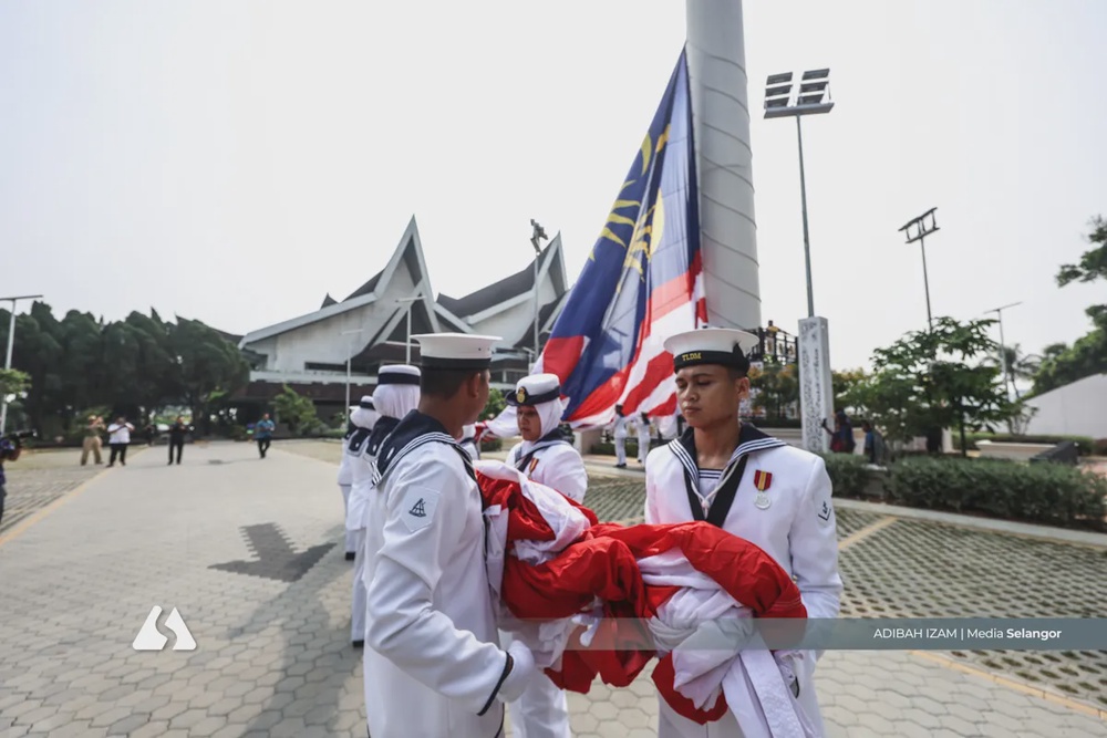 Image from: Upacara Menurunkan Jalur Gemilang dan Mengibarkan Bendera Selangor