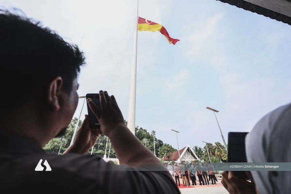Image from: Upacara Menurunkan Jalur Gemilang dan Mengibarkan Bendera Selangor