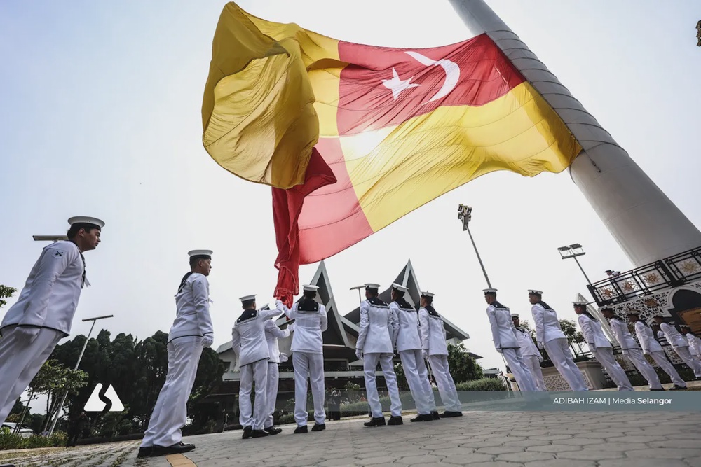 Image from: Upacara Menurunkan Jalur Gemilang dan Mengibarkan Bendera Selangor
