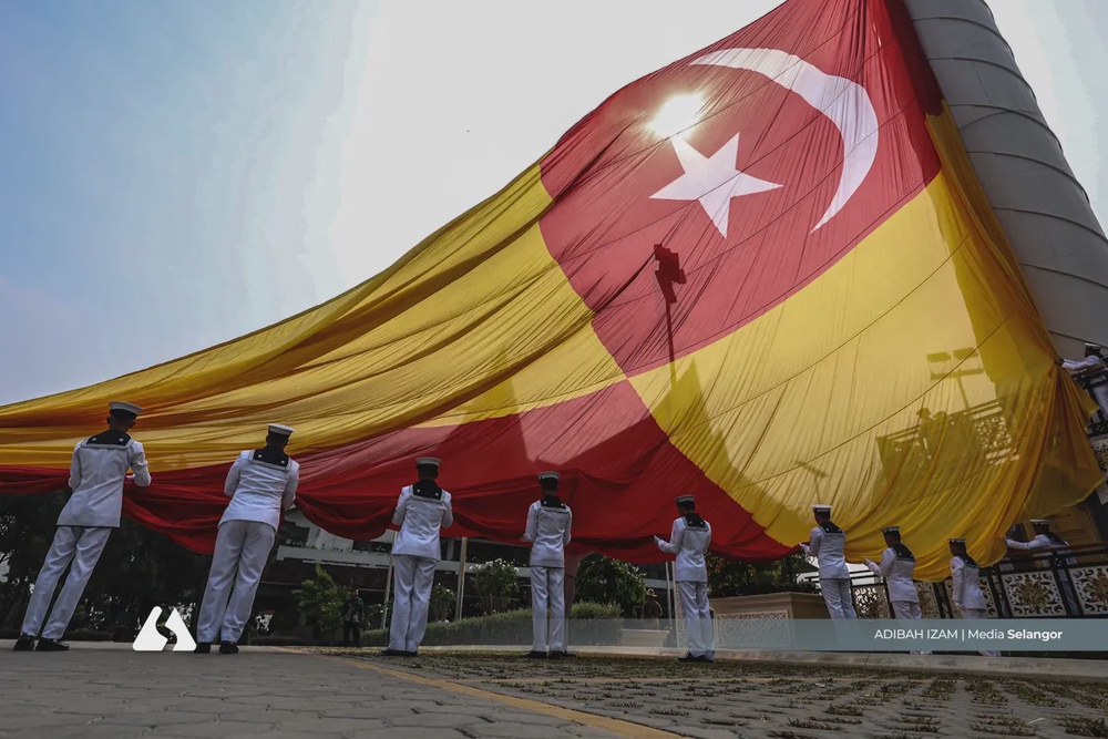 Image from: Upacara Menurunkan Jalur Gemilang dan Mengibarkan Bendera Selangor