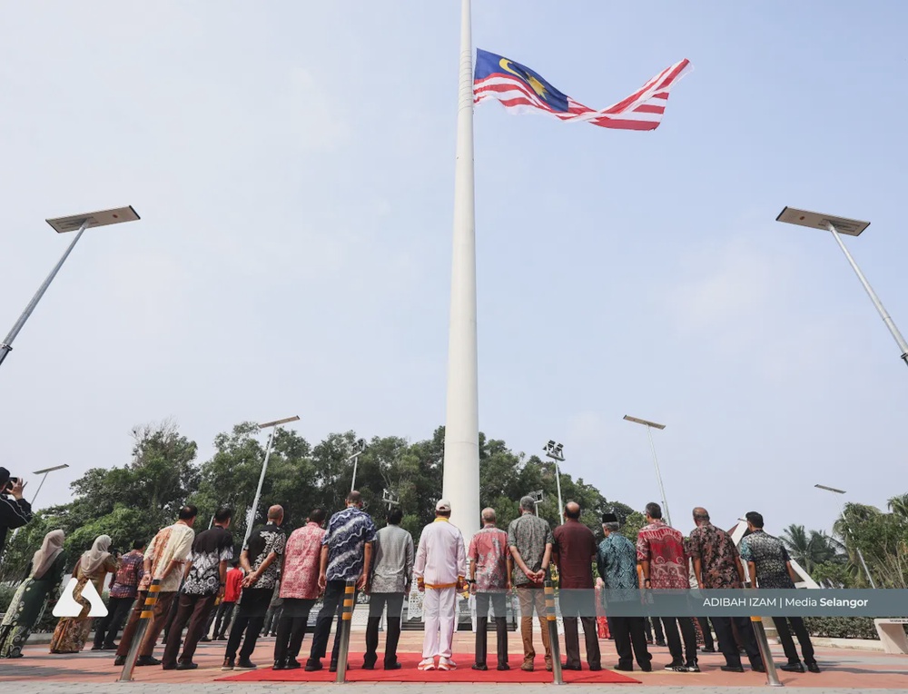 Image from: Upacara Menurunkan Jalur Gemilang dan Mengibarkan Bendera Selangor