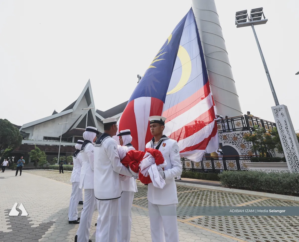 Image from: Upacara Menurunkan Jalur Gemilang dan Mengibarkan Bendera Selangor