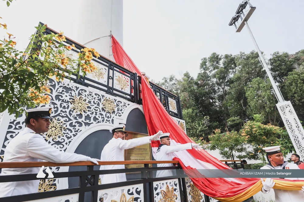 Image from: Upacara Menurunkan Jalur Gemilang dan Mengibarkan Bendera Selangor