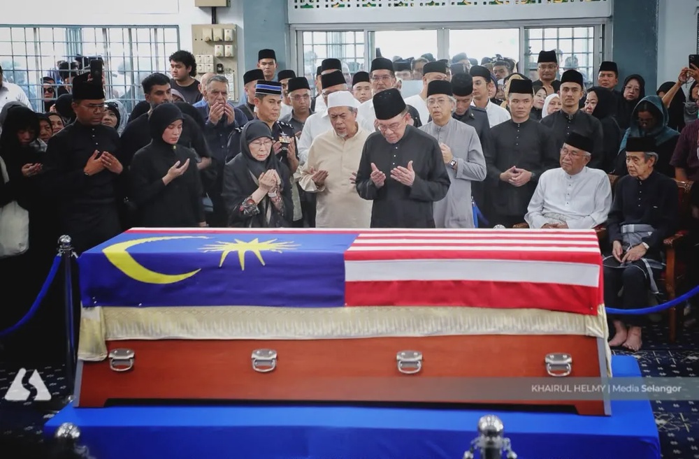 Image from: Penghormatan Terakhir Buat Tun Dr Siti Hasmah